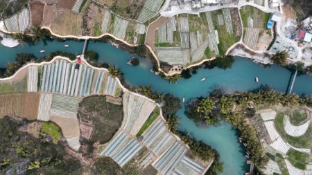 (miniature) Photo aérienne prise par un drone le 7 mars 2024 montrant une vue du site touristique de Daxiaojing dans le district de Luodian