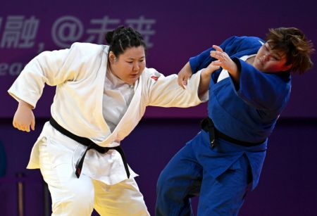 (miniature) La Chinoise Xu Shiyan (à gauche) affronte la Japonaise Tomita Wakaba durant les demi-finales de judo féminin +78kg