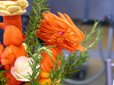 (miniature) sculpture de dragon sur carotte