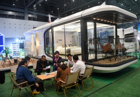 (miniature) Des gens discutent dans la zone d'exposition des équipements de tourisme culturel de l'exposition du tourisme de l'Expo Chine-ASEAN 2023 à Guilin