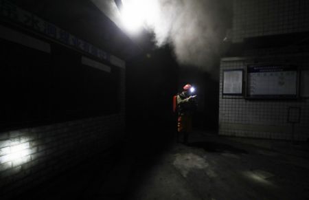(miniature) Un secouriste s'apprête à mesurer la densité du monoxyde de carbone sur les lieux d'un accident de mine de charbon dans le district de Yongchuan