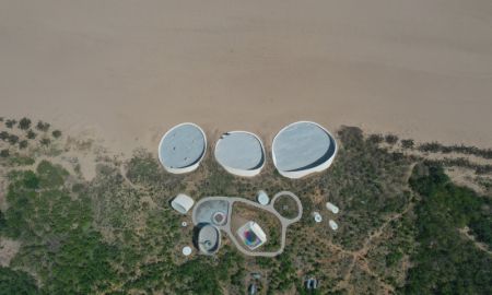 (miniature) Photo aérienne prise le 10 mai 2020 du musée d'art des dunes UCCA dans le nouvel arrondissement de Beidaihe à Qinhuangdao