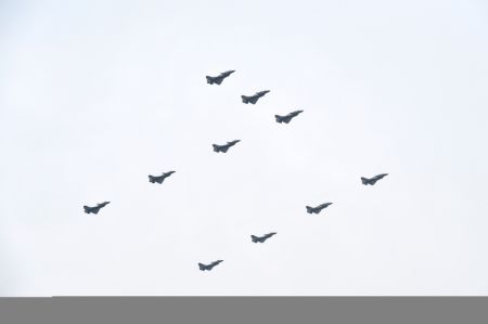 (miniature) Des avions militaires volent en échelons avant une cérémonie marquant le centenaire du Parti communiste chinois (PCC)