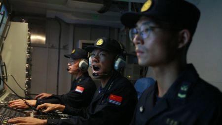 (miniature) Des soldats de la marine du commandement du Théâtre d'opérations de l'est de l'Armée populaire de libération (APL) mènent des opérations lors des exercices de combat et des entraînements conjoints autour de l'île de Taiwan