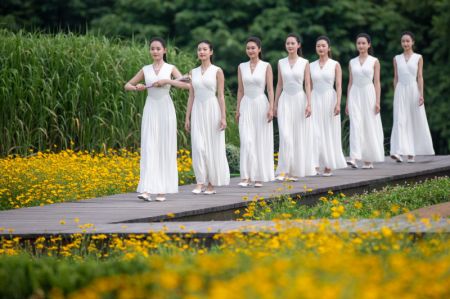 (miniature) Des femmes lors de la cérémonie d'allumage de la flamme des Jeux asiatiques 2022 de Hangzhou