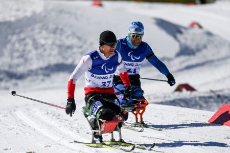 (miniature) Liu Zixu (à gauche) lors de l'épreuve paralympique de biathlon hommes en sprint assis des Jeux paralympiques d'hiver de Beijing 2022