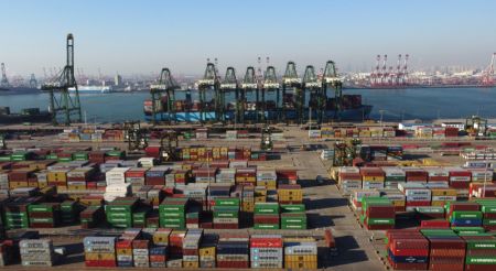 (miniature) Un porte-conteneurs du terminal international de conteneurs Pacific du port de Tianjin