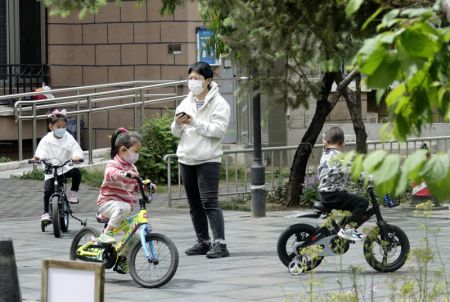 (miniature) Des enfants s'amusent dans un quartier résidentiel de l'arrondissement de Chaoyang