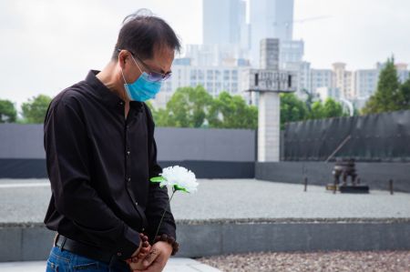 (miniature) Un visiteur rend un hommage silencieux au mémorial des victimes du massacre de Nanjing perpétré par les envahisseurs japonais