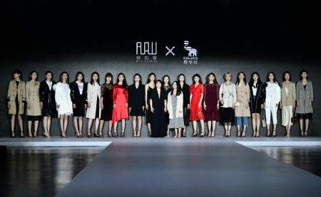 (miniature) Des mannequins présentent des créations lors de la Semaine de la mode de Tianjin 2021 à Tianjin