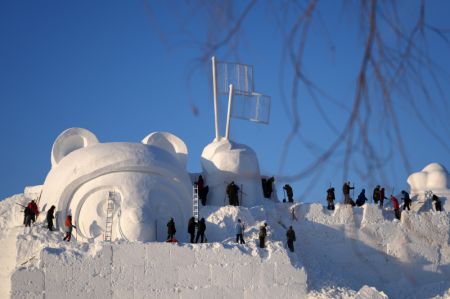 (miniature) Une sculpture sur neige lors de la 34e Exposition internationale d'art de sculpture sur neige de Sun Island