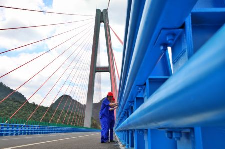 (miniature) Des membres du personnel effectuent les derniers préparatifs pour l'ouverture de l'autoroute Zunyi-Yuqing dans la province chinoise du Guizhou (sud-ouest)