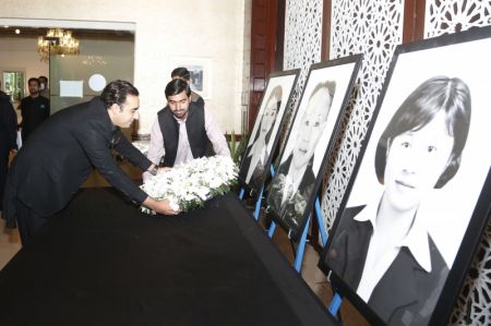(miniature) Le ministre pakistanais des Affaires étrangères Bilawal Bhutto Zardari (à gauche) rend hommage aux victimes chinoises de la récente attaque terroriste lors d'un service commémoratif à Islamabad