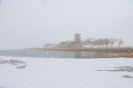 (miniature) Paysage enneigé de la zone touristique de la montagne Mingsha et du lac du Croissant de Lune