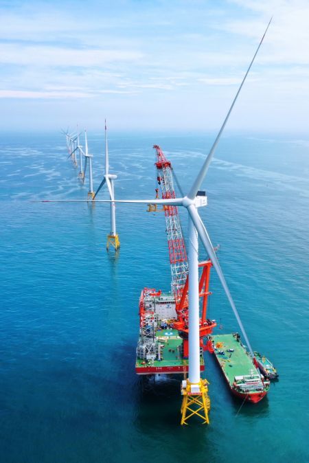 (miniature) Une éolienne de 16 MW dans un parc éolien offshore exploité par la China Three Gorges Corporation