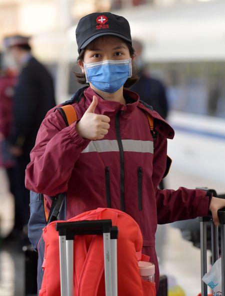(miniature) Une professionnelle de santé lève le pouce avant de partir pour Shanghai