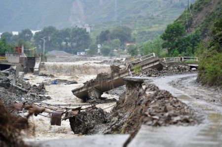 (miniature) Photo aérienne des routes et des ponts détruits par des inondations dans le district de Zhouqu