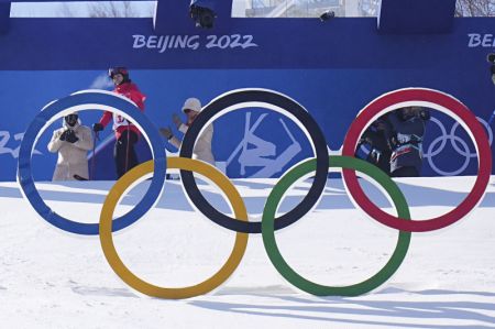 (miniature) Gu Ailing (2e à gauche) de l'équipe chinoise lors de la finale du freeski halfpipe femmes des Jeux olympiques d'hiver de Beijing 2022
