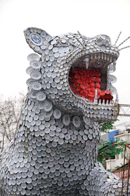 (miniature) Un tigre géant en porcelaine pour le Nouvel an Chinois