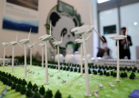 (miniature) Photo prise le 6 décembre 2023 montrant des maquettes de générateurs d'éoliennes au pavillon chinois lors de la 28e session de la Conférence des Parties (COP28) à la Convention-cadre des Nations Unies sur les changements climatiques