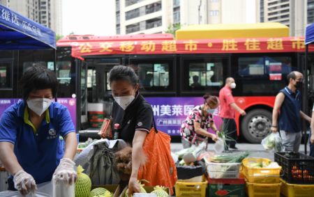 (miniature) Des habitants font leurs courses dans un marché mobile à Liwan
