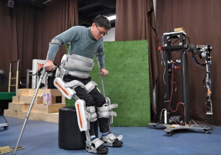 (miniature) Un paraplégique essaie un exosquelette robotique développé par le Centre de recherche en robotique de l'Université des sciences et technologies électroniques de Chine