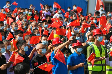 (miniature) Des gens assistent à une cérémonie de lever du drapeau national pour célébrer le 73e anniversaire de la fondation de la République populaire de Chine