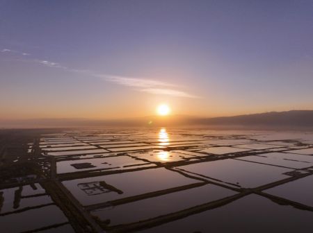 (miniature) Photo aérienne prise le 22 septembre 2023 du lever de soleil au Lac salé dans la ville de Yuncheng
