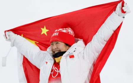 (miniature) La Chinoise Xu Mengtao célèbre après la finale du saut acrobatique femmes des Jeux olympiques d'hiver de Beijing 2022 au Genting Snow Park à Zhangjiakou