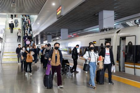 (miniature) Des passagers s'apprêtent à monter dans le train numéro G99 à la gare Hongqiao de Shanghai