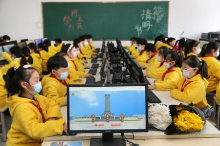 (miniature) Des élèves rendent hommage aux martyrs via une plate-forme en ligne à Huaibei