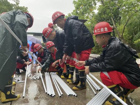 (miniature) Des secouristes se préparent à monter des tentes dans le bourg de Fuji du district de Luxian