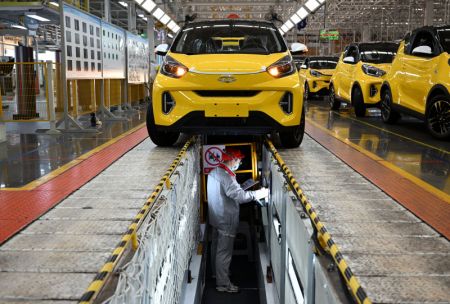 (miniature) Des travailleurs sur la chaîne de production de véhicules à énergie nouvelle dans une usine du constructeur automobile Chery Holding Group Co