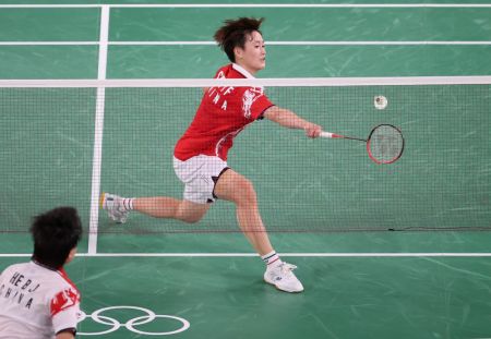 (miniature) La Chinoise Chen Yufei fait un retour lors de la demi-finale du simple femmes de badminton contre la Chinoise He Bingjiao
