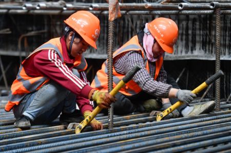 (miniature) Des ouvriers travaillent sur le chantier de la gare ferroviaire de l'Ouest de Hangzhou