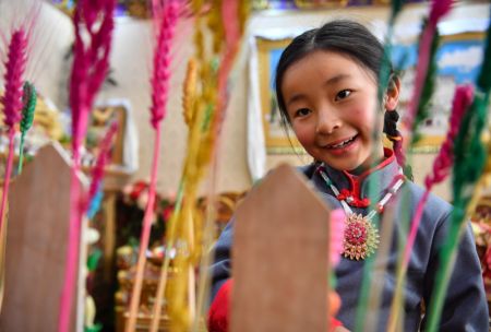 (miniature) Une fillette célèbre le Nouvel An tibétain