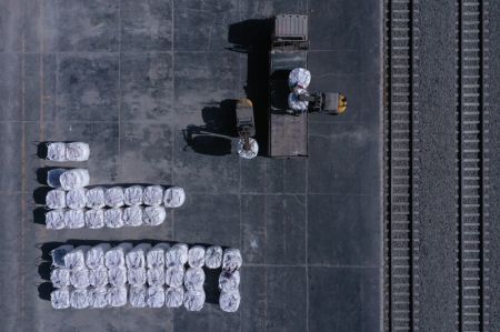 (miniature) Photo aérienne prise le 1er avril 2022 montrant des employés en train de charger de l'engrais potassique dans un camion d'une société d'engrais potassiques de la province chinoise du Qinghai (nord-ouest)