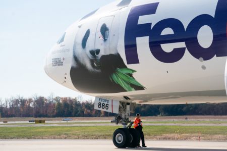 (miniature) Photo d'un avion transportant des pandas géants à l'aéroport international de Dulles