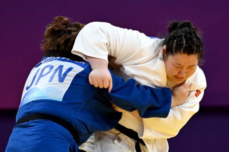 (miniature) La Chinoise Xu Shiyan (à droite) affronte la Japonaise Tomita Wakaba durant les demi-finales de judo féminin +78kg