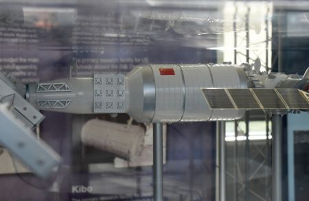 (miniature) Photo prise le 28 septembre montrant une maquette de la station spatiale chinoise au centre international de Vienne