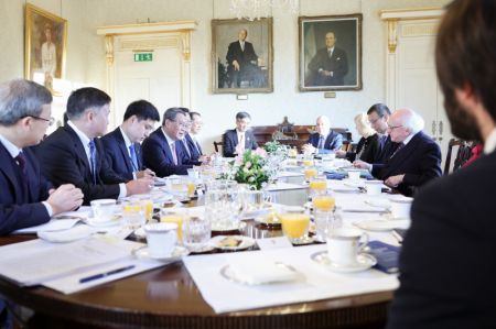 (miniature) Le Premier ministre chinois Li Qiang s'entretient avec le président irlandais Michael Higgins à Aras an Uachtarain