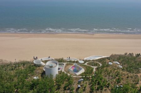 (miniature) Photo aérienne prise le 10 mai 2020 du musée d'art des dunes UCCA dans le nouvel arrondissement de Beidaihe à Qinhuangdao