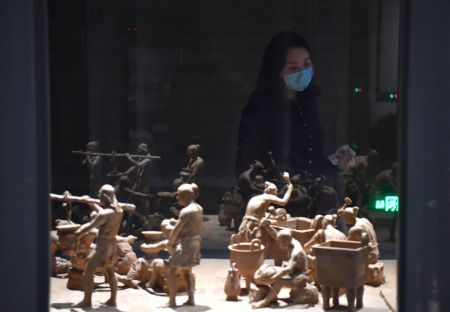 (miniature) Une femme visite un musée présentant des vestiges de la dynastie Shang (1600-1046 av