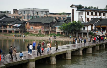 (miniature) Des gens visitent un bourg de l'arrondissement de Shizhong à Leshan