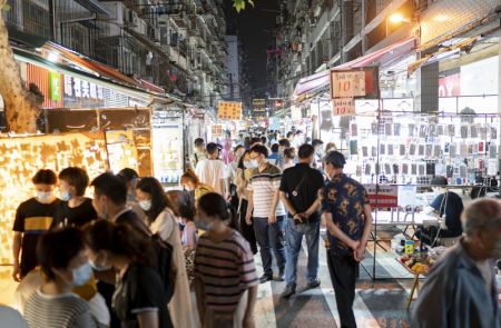 (miniature) Des gens visitent un marché de nuit à Wuhan