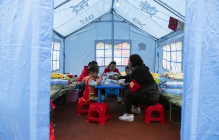 (miniature) Des enfants prennent leurs repas dans un abri de secours à la suite du séisme