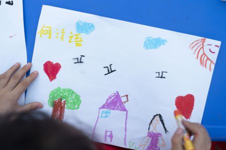 (miniature) Un enfant dessine dans un abri de secours à la suite du séisme
