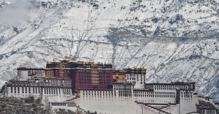 (miniature) Paysage du Palais du Potala après une chute de neige à Lhassa