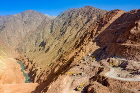 (miniature) Une photo prise le 18 octobre 2020 montre le chantier de construction du projet de contrôle des eaux de Dashixia au bord de la rivière Aksu dans la région autonome ouïghoure du Xinjiang