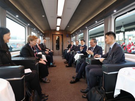 (miniature) Le Premier ministre chinois Li Qiang s'entretient avec la présidente de la Confédération suisse Viola Amherd dans une atmosphère détendue et amicale à bord d'un train spécial reliant Zurich à Berne